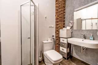 Отель Memoir Hotel Тбилиси Двухместный номер с 1 кроватью или 2 отдельными кроватями и балконом-3
